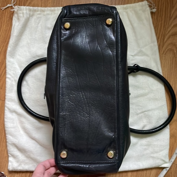 Marc Jacobs leather top handle / shoulder bag. Black leather with gold hardware - Picture 12 of 13